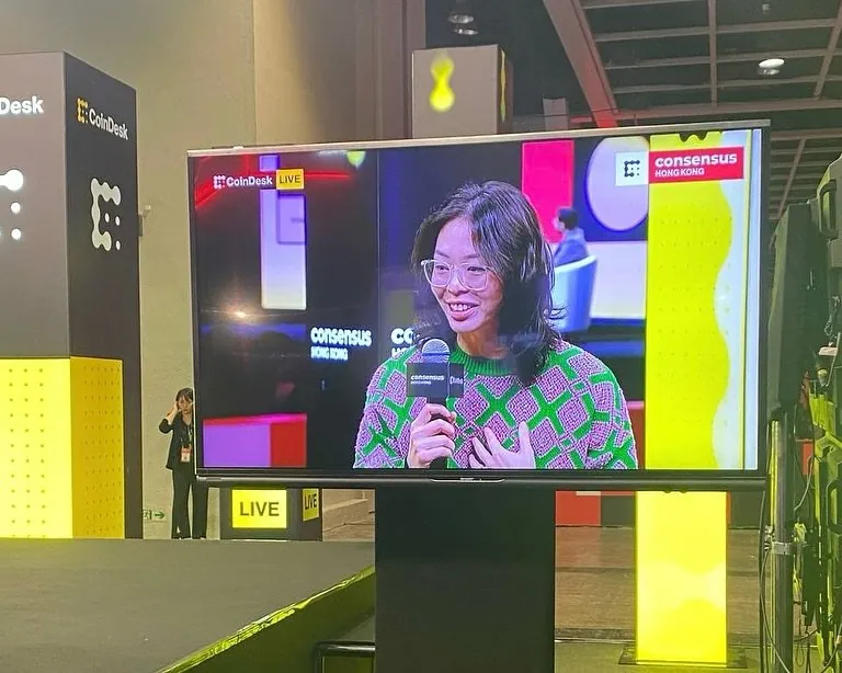 Live broadcast of Shavonne Wong during Consensus Hong Kong 2025, discussing Meet Eva Here and human-machine emotional dialogue.